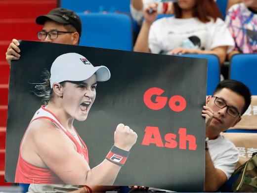 Fans cheer on Ashleigh Barty (Getty)