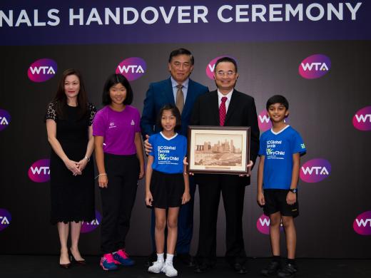Tournament officials pose for photos at the Handover Ceremony (Jimmie48/WTA)
