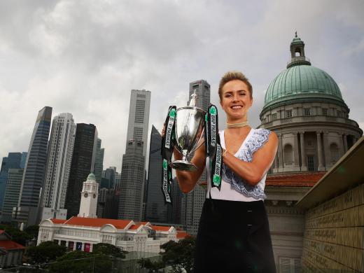 Elina Svitolina poses with the Billie Jean King Trophy at the Singapore National Gallery (Getty)