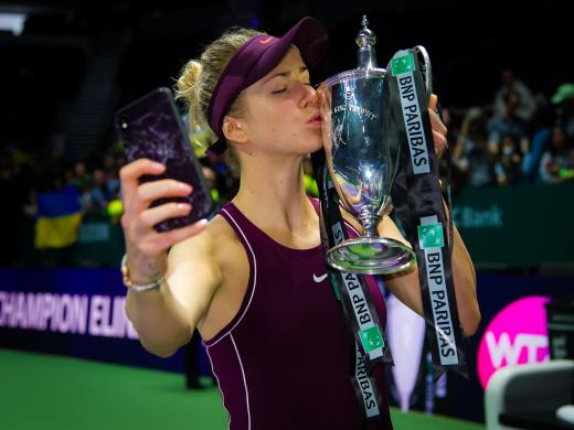 Svitolina takes a selfie with the trophy (Jimmie48/WTA)