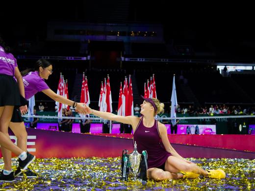 Svitolina shakes hands with one of the Singapore team (Jimmie48/WTA)