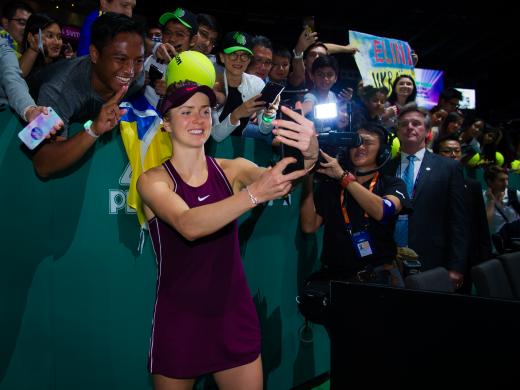 Svitolina smiles for photos with fans (Jimmie48/WTA)