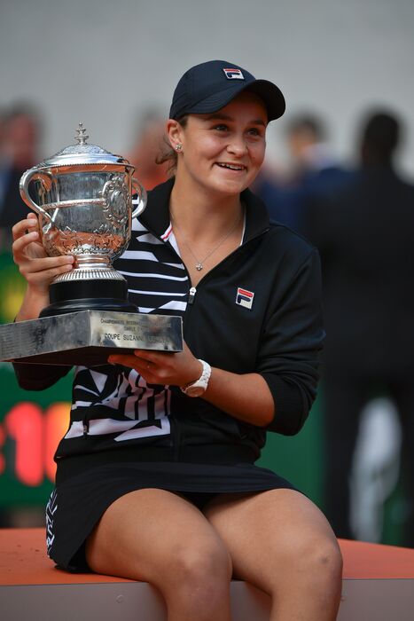 Ashleigh Barty with the 2019 Roland Garros singles trophy
